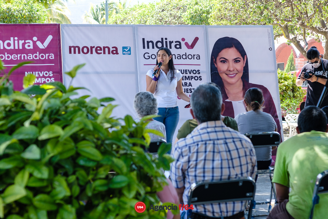 Indira Vizcaíno Silva, candidata a la gubernatura del Estado de Colima, hablando con los vecinos de Tepames.