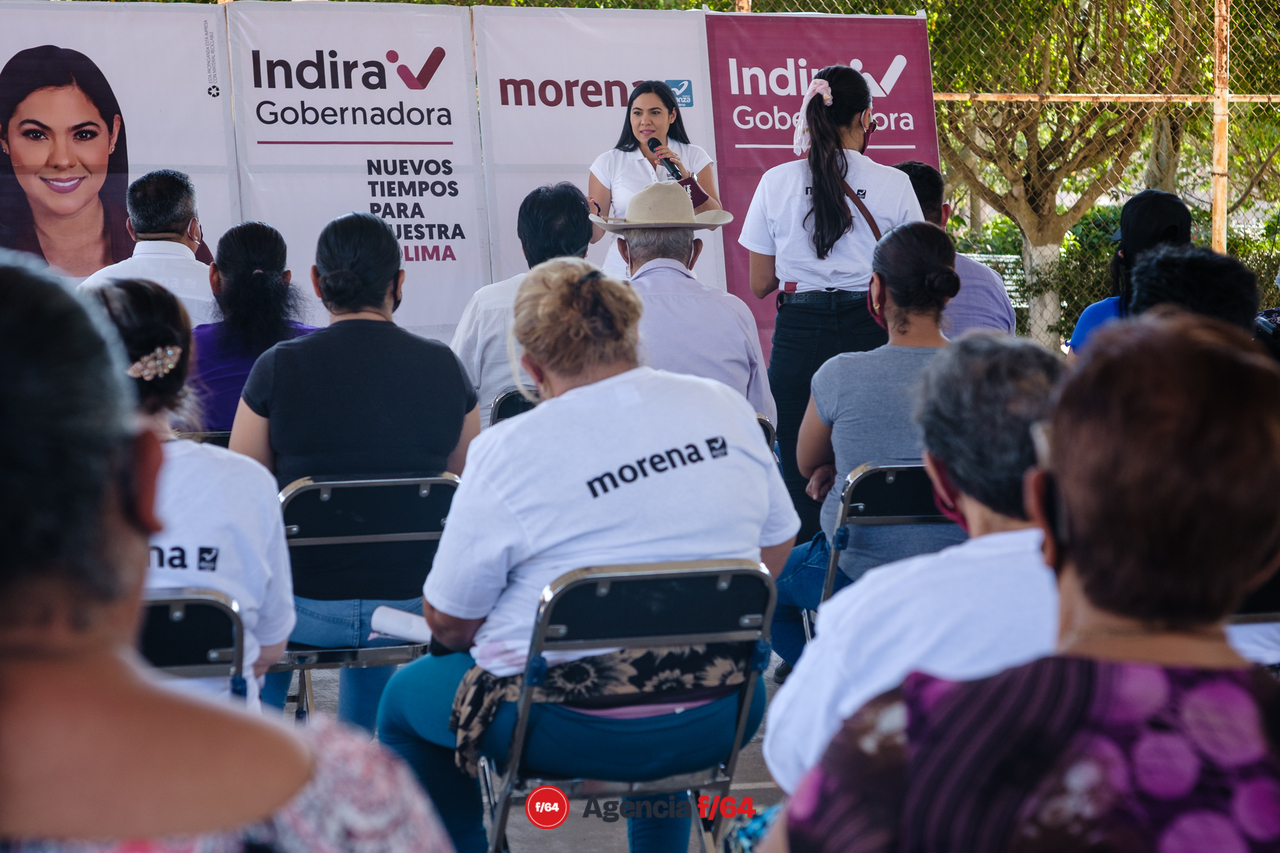 Indira Vizcaíno Silva, candidata a la gubernatura del Estado de Colima, hablando con los vecinos de Puerta de Anzar.