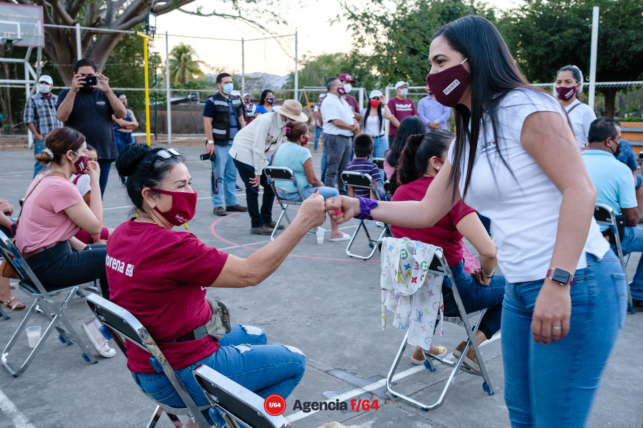 Indira Vizcaíno Silva, candidata a la gubernatura del Estado de Colima, saludando a vecinos de Astillero de Abajo.