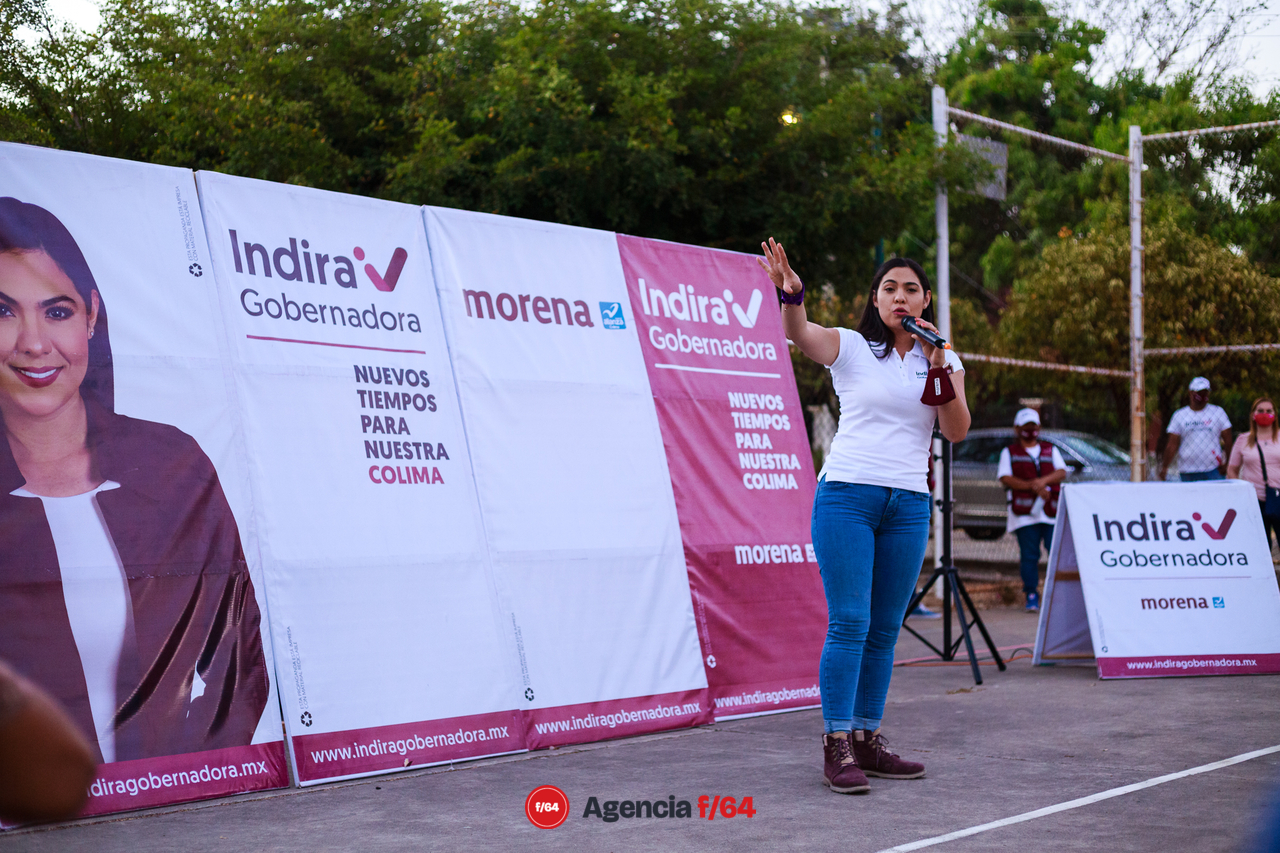 Indira Vizcaíno Silva, candidata a la gubernatura del Estado de Colima, hablando con los vecinos de Astillero de Abajo.