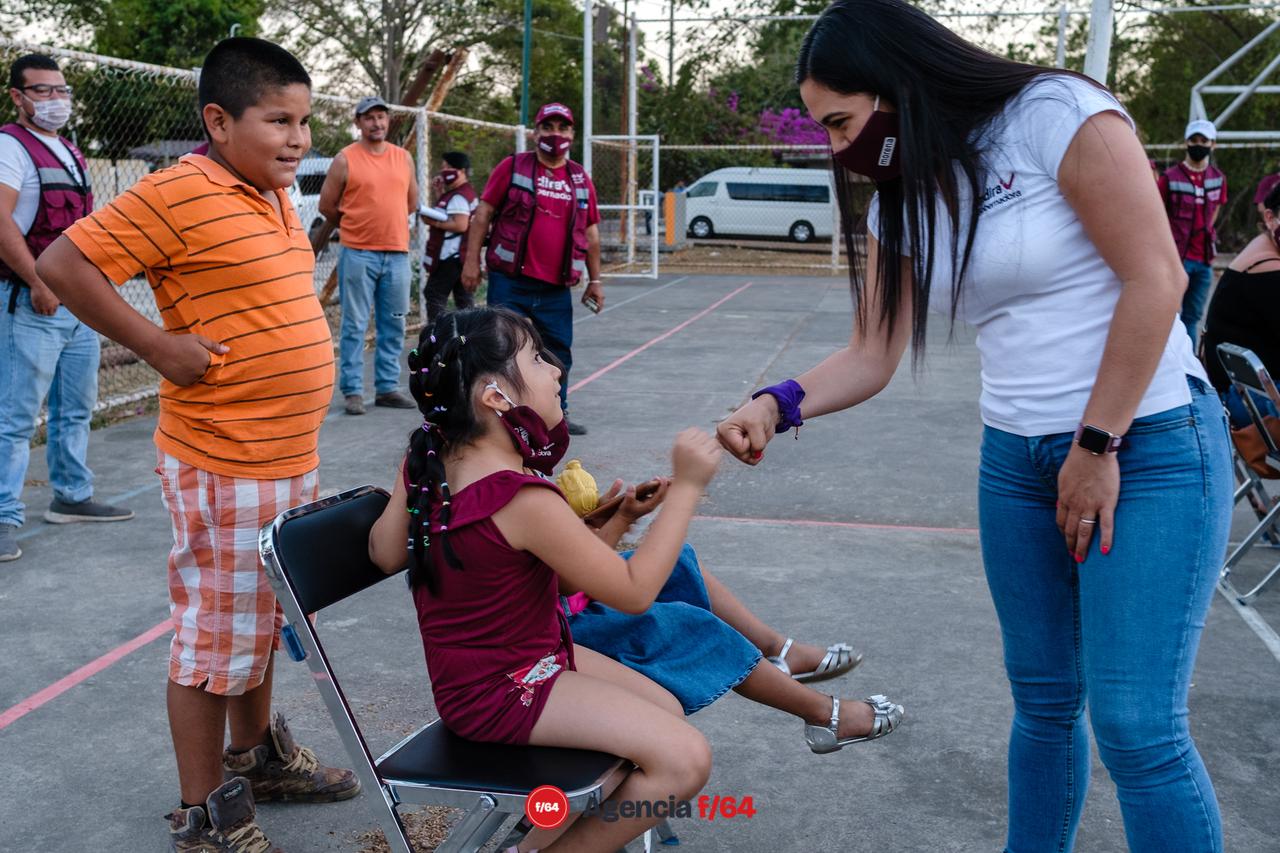 Indira Vizcaíno Silva, candidata a la gubernatura del Estado de Colima, saludando a vecinos de Astillero de Abajo.