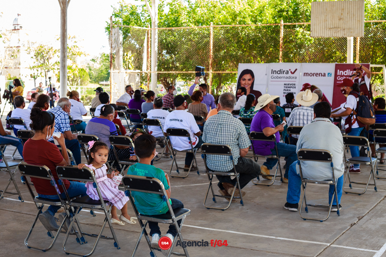 Indira Vizcaíno Silva, candidata a la gubernatura del Estado de Colima, hablando con los vecinos de Puerta de Anzar.
