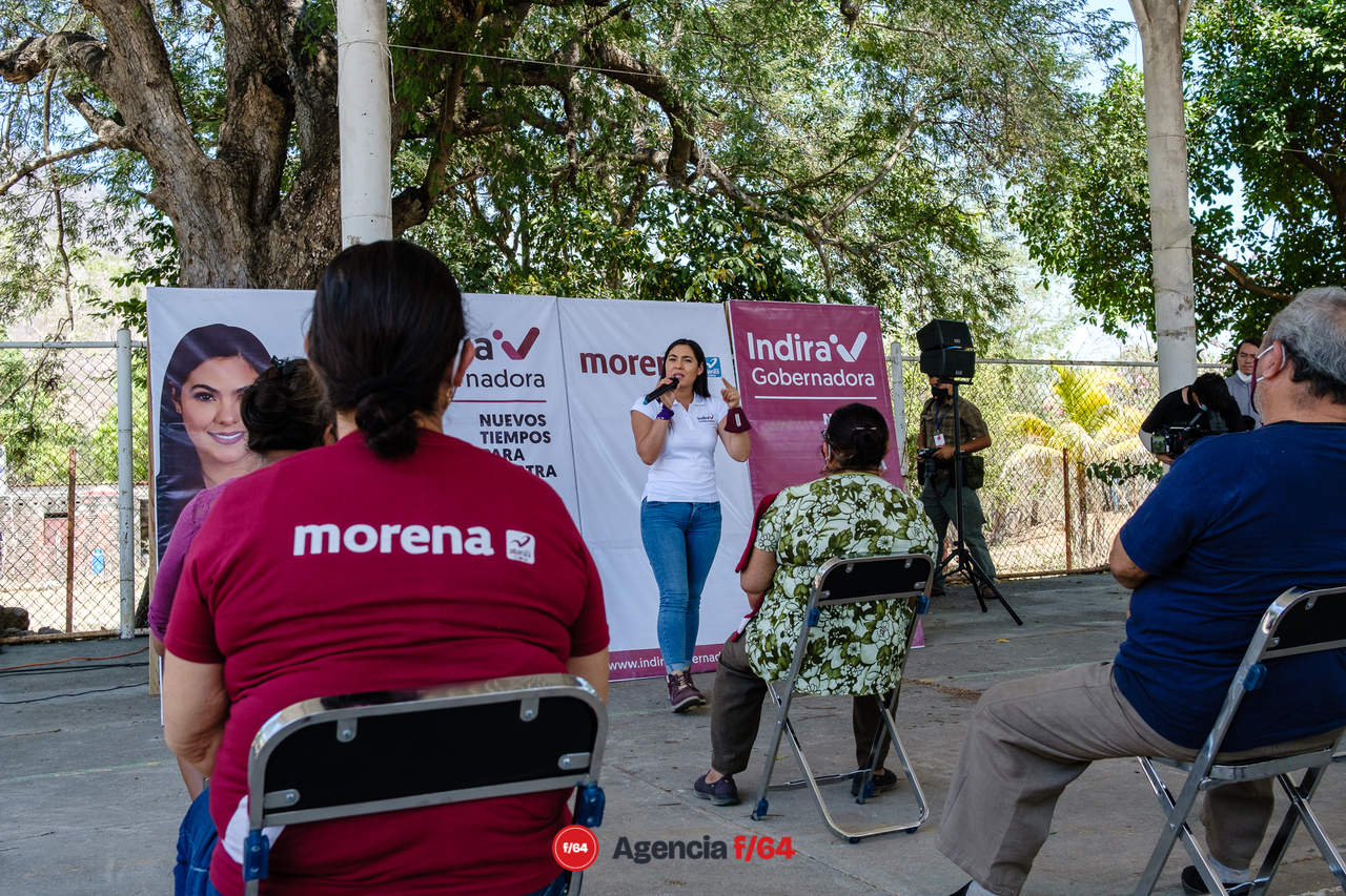 Indira Vizcaíno Silva, candidata a la gubernatura del Estado de Colima, hablando con los vecinos de Tinajas.