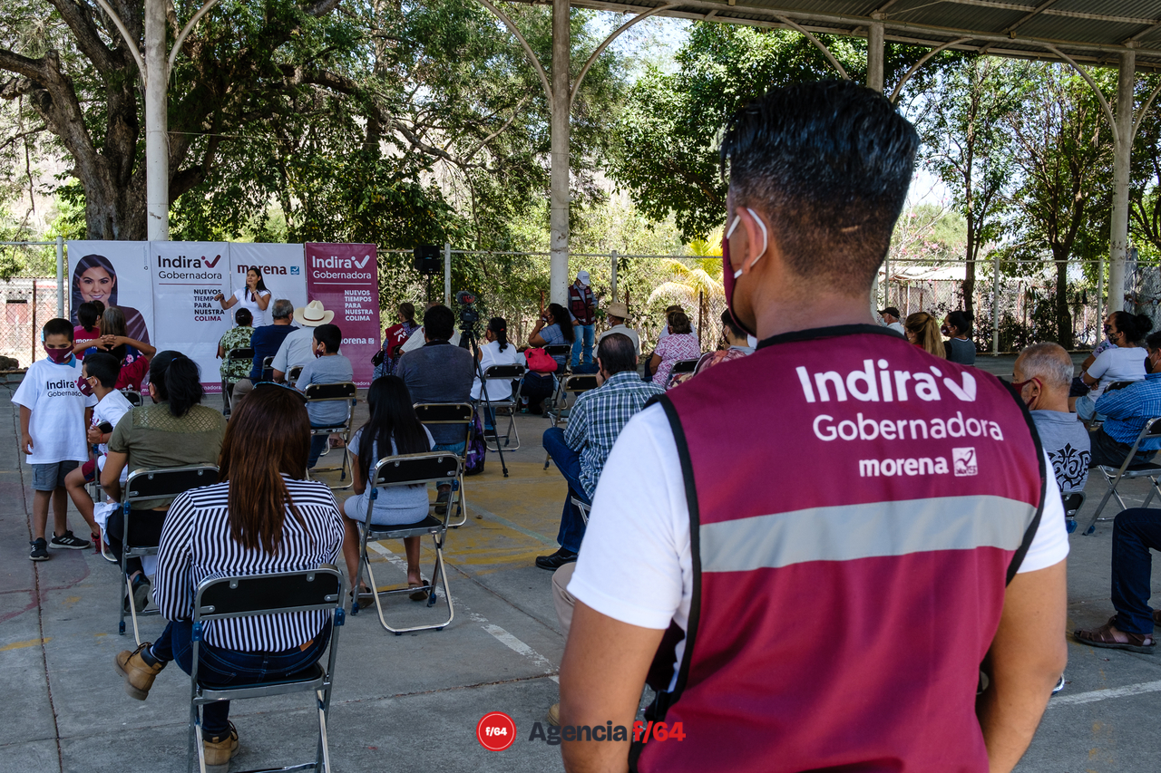 Indira Vizcaíno Silva, candidata a la gubernatura del Estado de Colima, hablando con los vecinos de Tinajas.