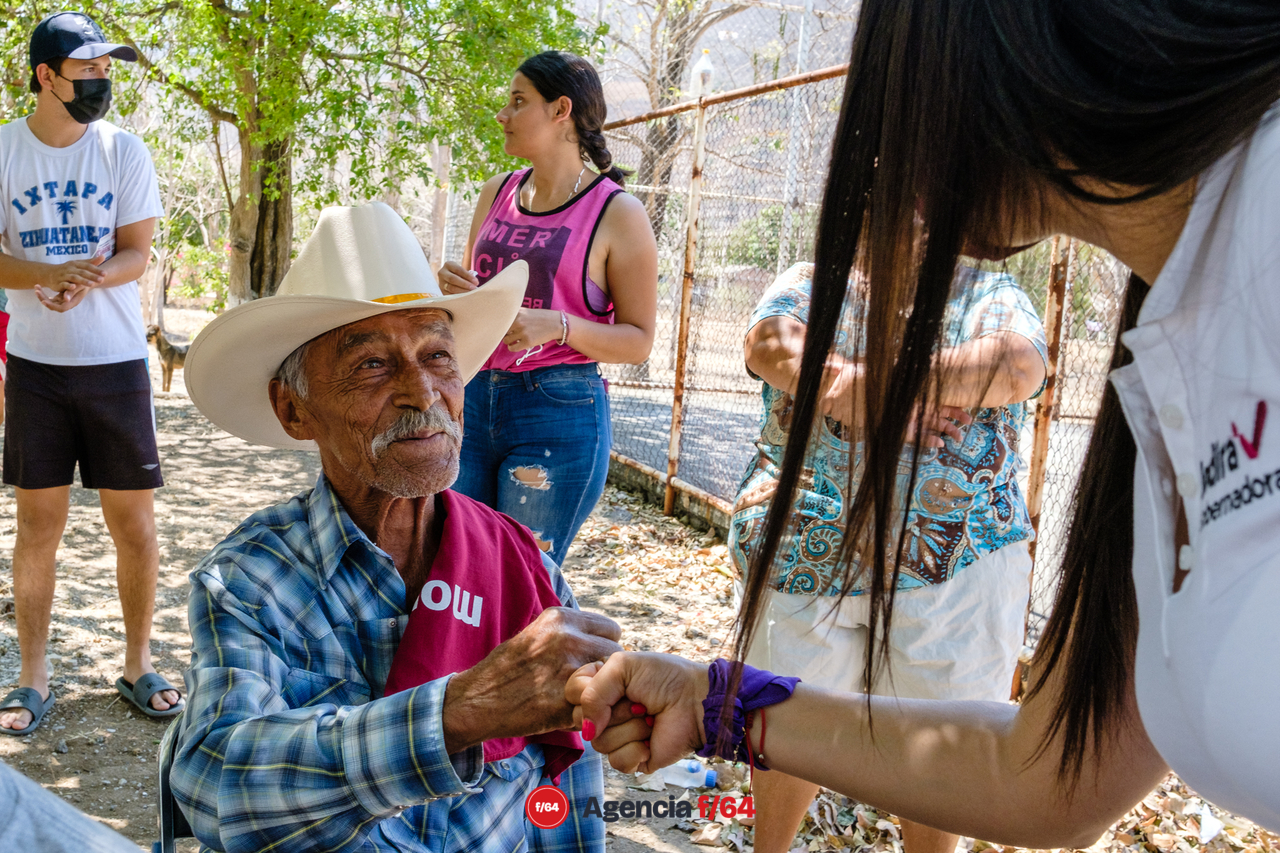 Saludando a los vecinos de El Amarradero.