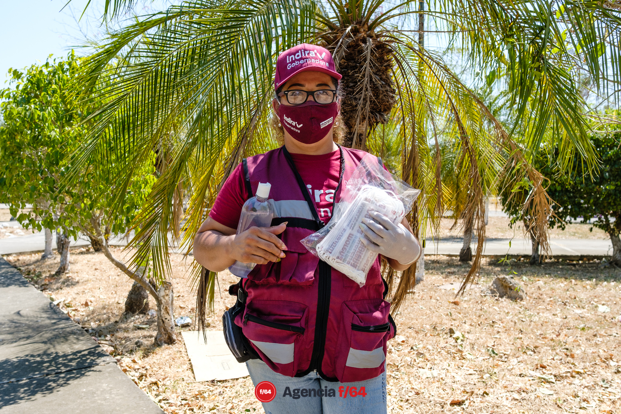 En todos los ligares donde se presentó Indira Vizcaíno con los vecinos de las comunidades rurales se aplicó gel antibacterial y se ofreció cubrebocas para quienes no traían.