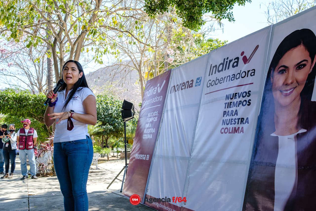 Indira Vizcaíno Silva, candidata a la gubernatura del Estado de Colima, hablando con los vecinos de Tepames.