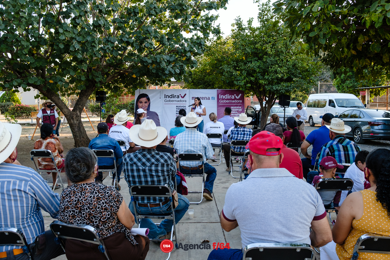Indira Vizcaíno Silva, candidata a la gubernatura del Estado de Colima, hablando con los vecinos de El Bordo.