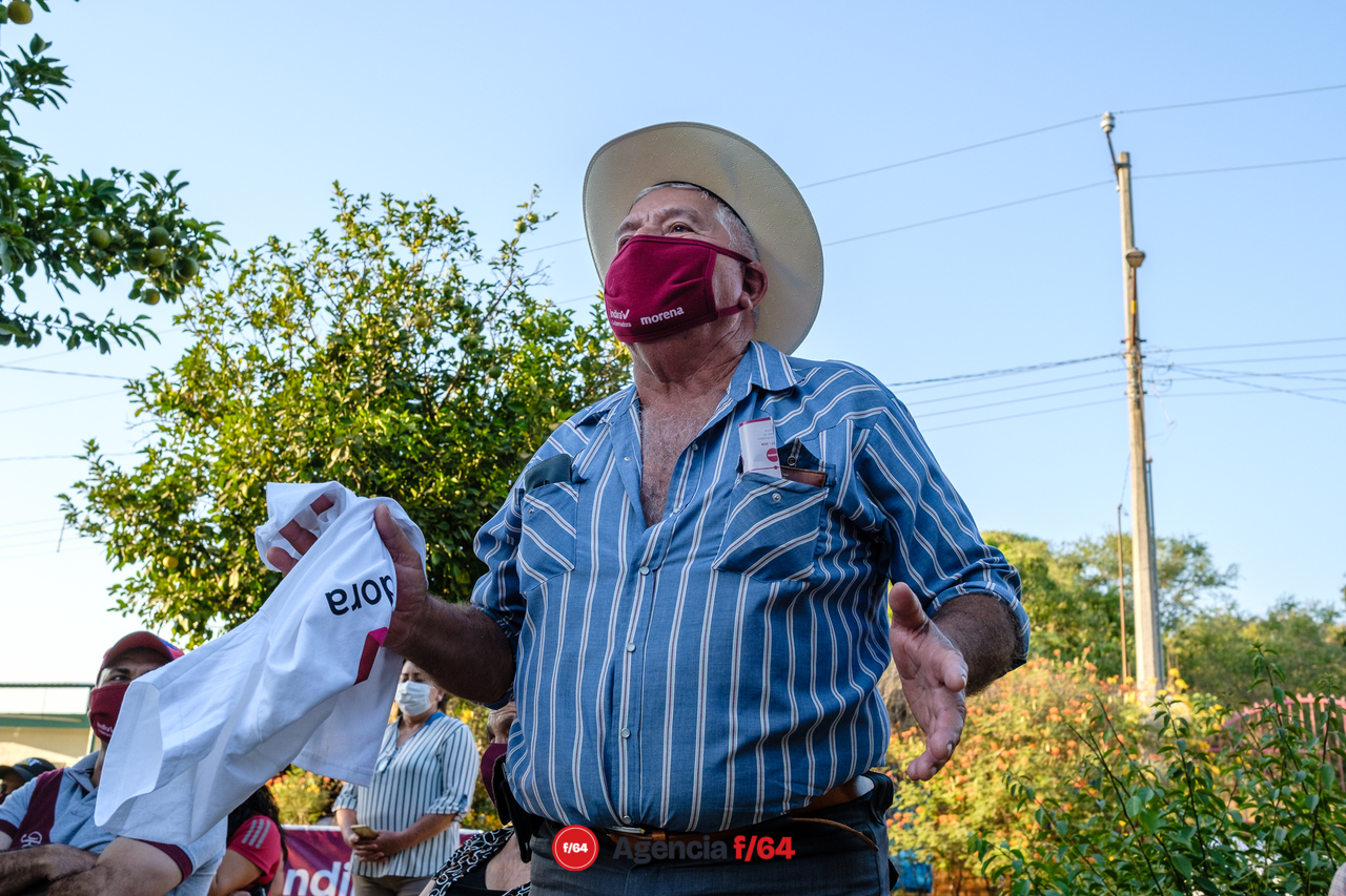 Vecino de El Bordo realizando petición para la comunidad.
