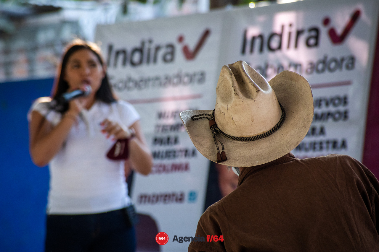 Indira Vizcaíno, candidata a la gubernatura de Colima por MORENA, de vista en Jalipa, Manzanillo.