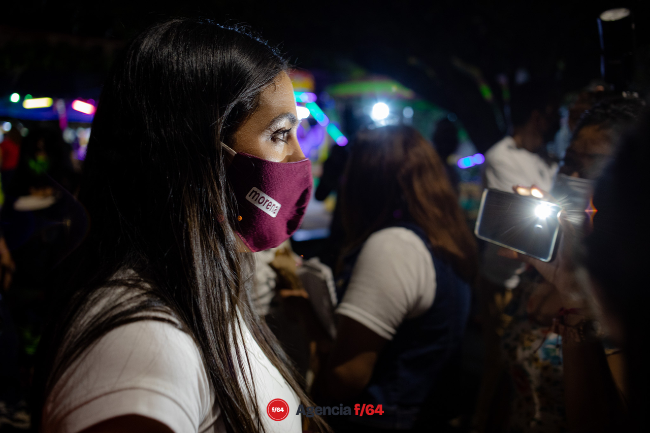Indira Vizcaíno, candidata a la gubernatura de Colima por MORENA, de vista en Salagua, Manzanillo.