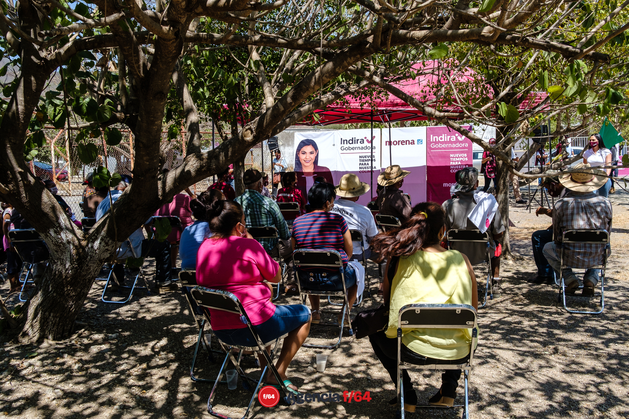 Indira Vizcaíno en campaña por comunidades rurales de Colima Capital