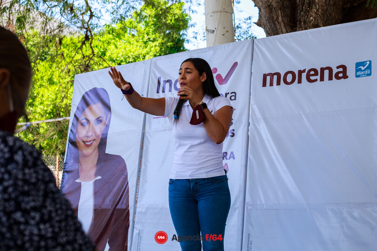 Indira Vizcaíno Silva, candidata a la gubernatura del Estado de Colima, hablando con los vecinos de Tinajas.