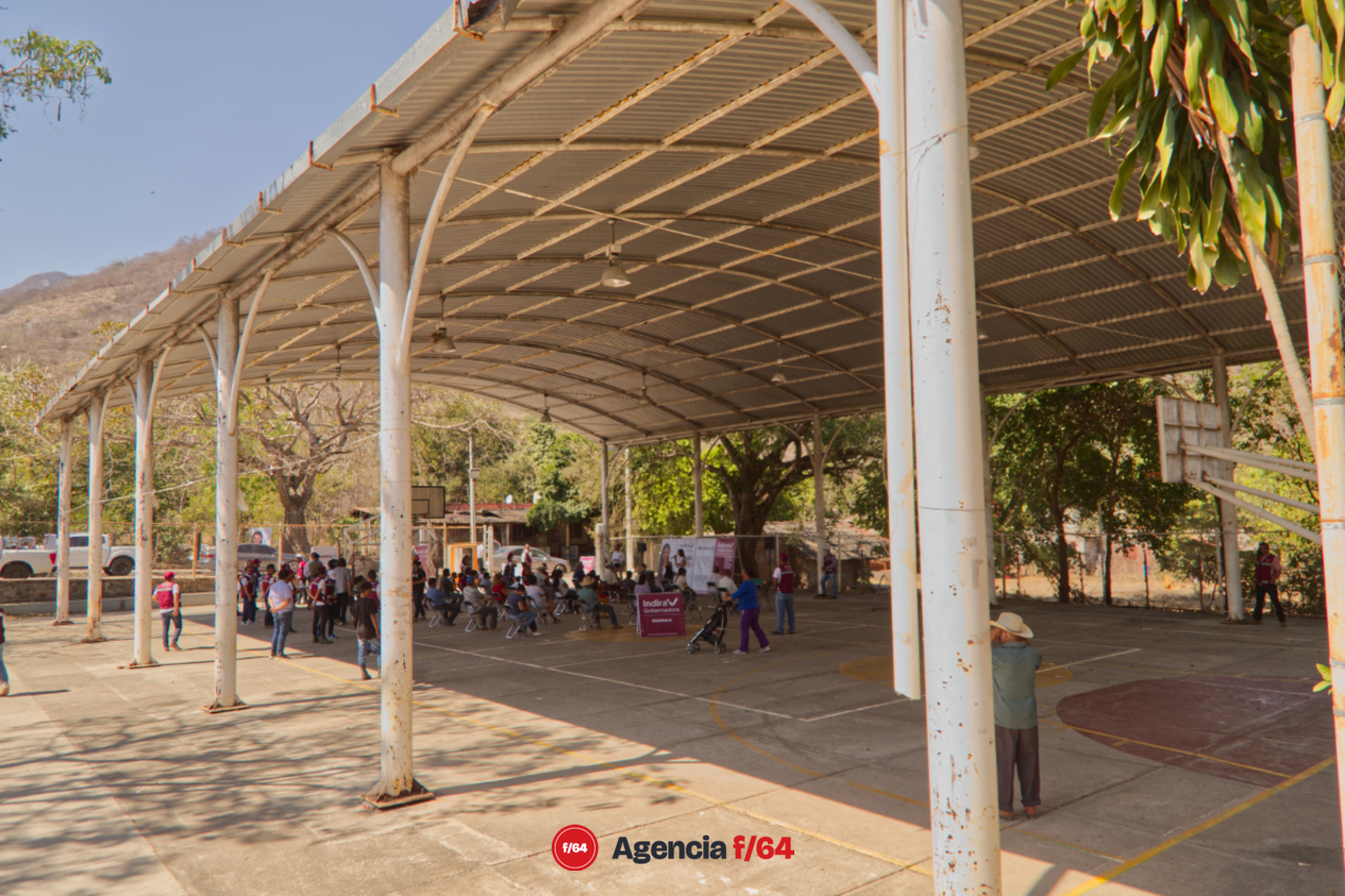En campaña por la comunidad de Tinajas, Colima.