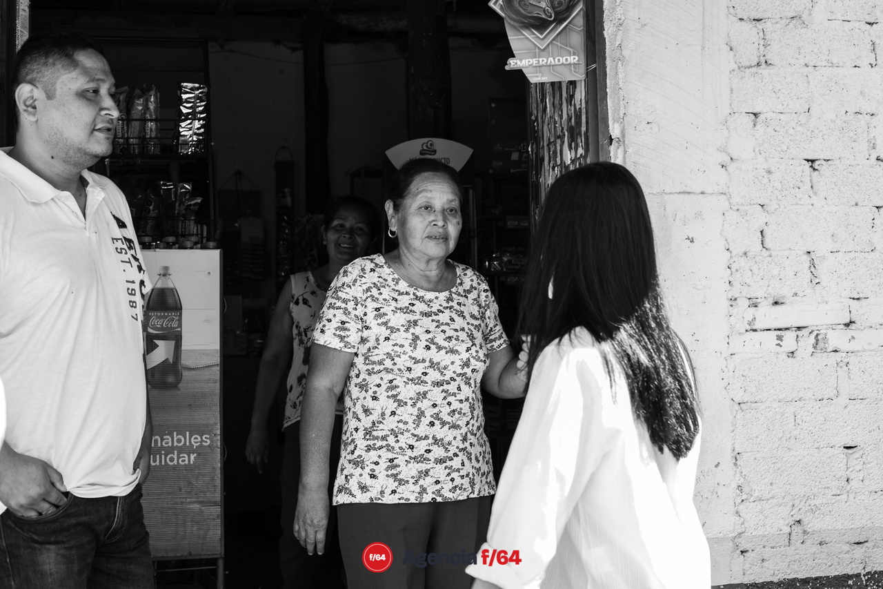 Mely Romero Celis, candidata a la gubernatura del Estado de Colima, visitando a los vecinos de Villa de Álvarez, presentándose con quienes no la conocen y pidiendo el apoyo para llegar a la gubernatura.