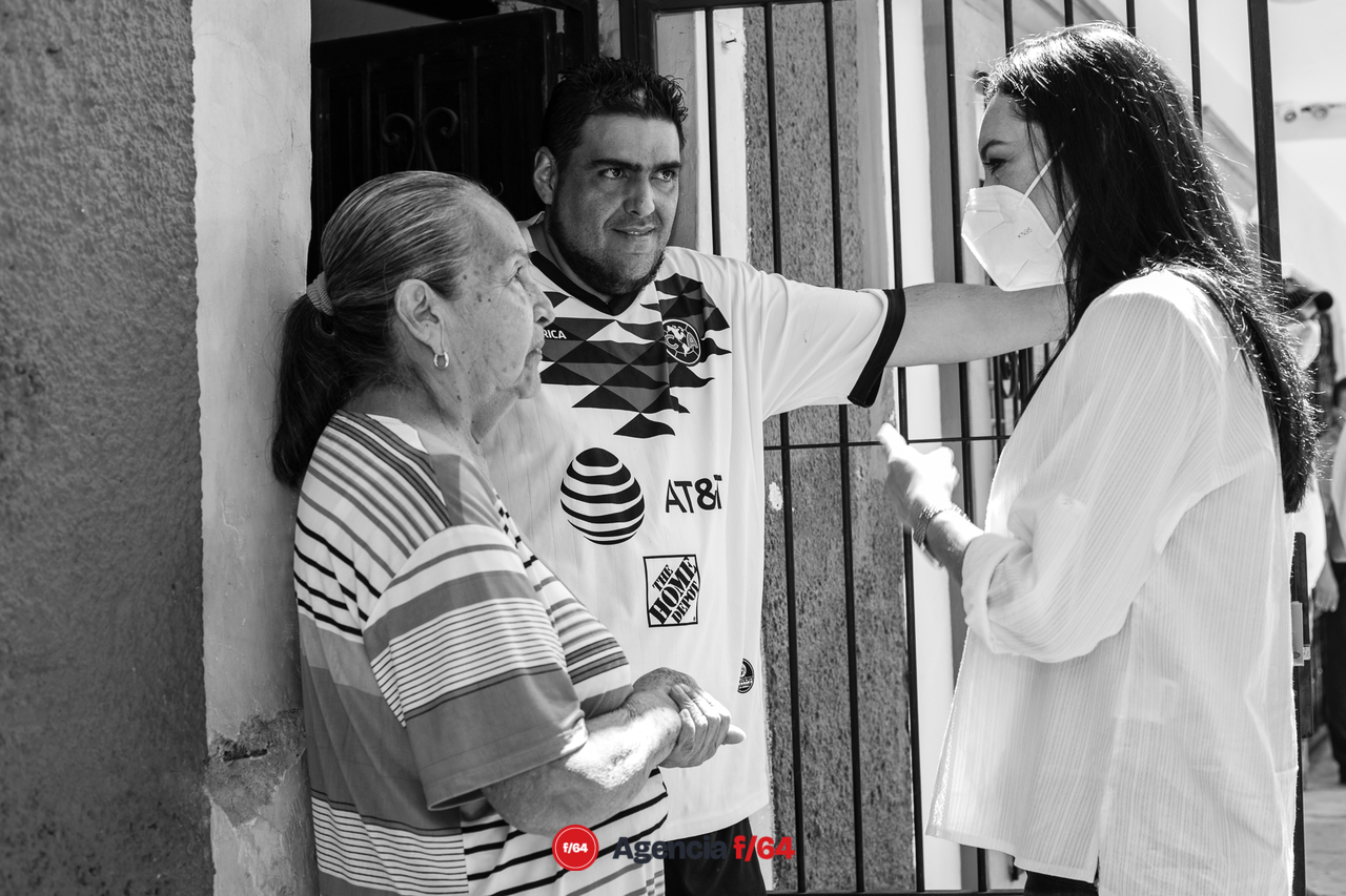 Mely Romero Celis, candidata a la gubernatura del Estado de Colima, visitando a los vecinos de Villa de Álvarez, presentándose con quienes no la conocen y pidiendo el apoyo para llegar a la gubernatura.