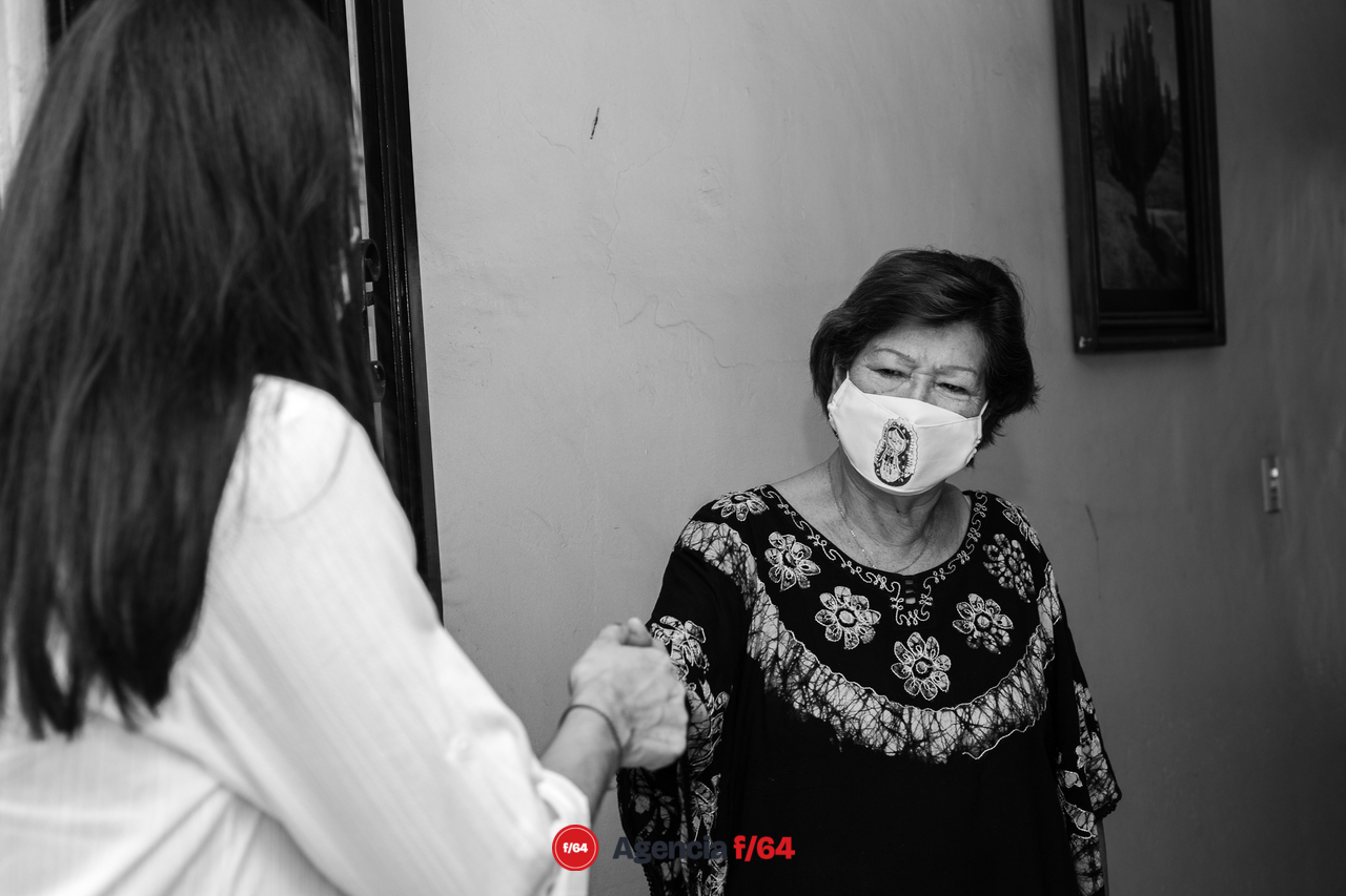 Mely Romero Celis, candidata a la gubernatura del Estado de Colima, visitando a los vecinos de Villa de Álvarez, presentándose con quienes no la conocen y pidiendo el apoyo para llegar a la gubernatura.