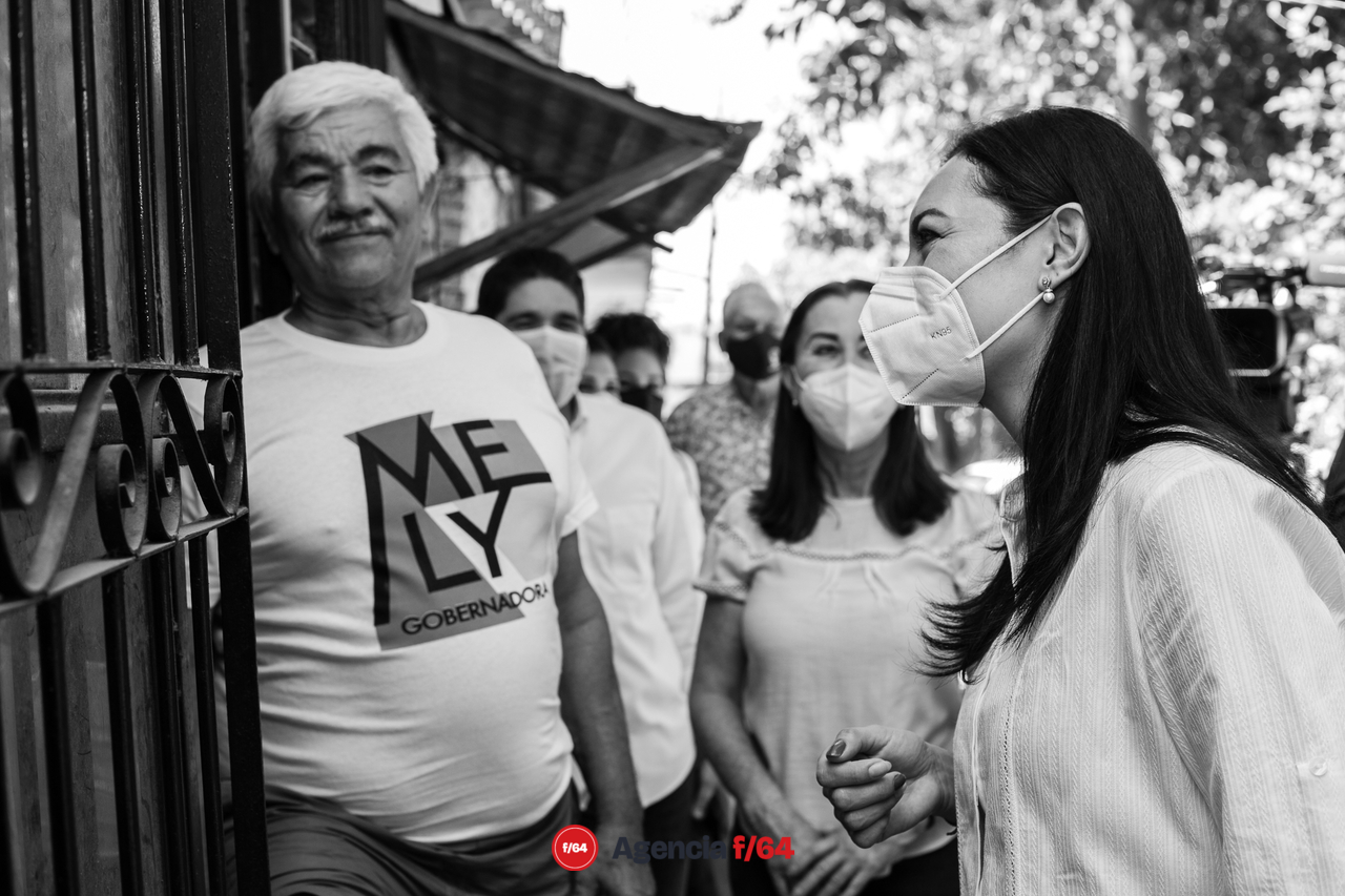 Mely Romero Celis, candidata a la gubernatura del Estado de Colima, visitando a los vecinos de Villa de Álvarez, presentándose con quienes no la conocen y pidiendo el apoyo para llegar a la gubernatura.
