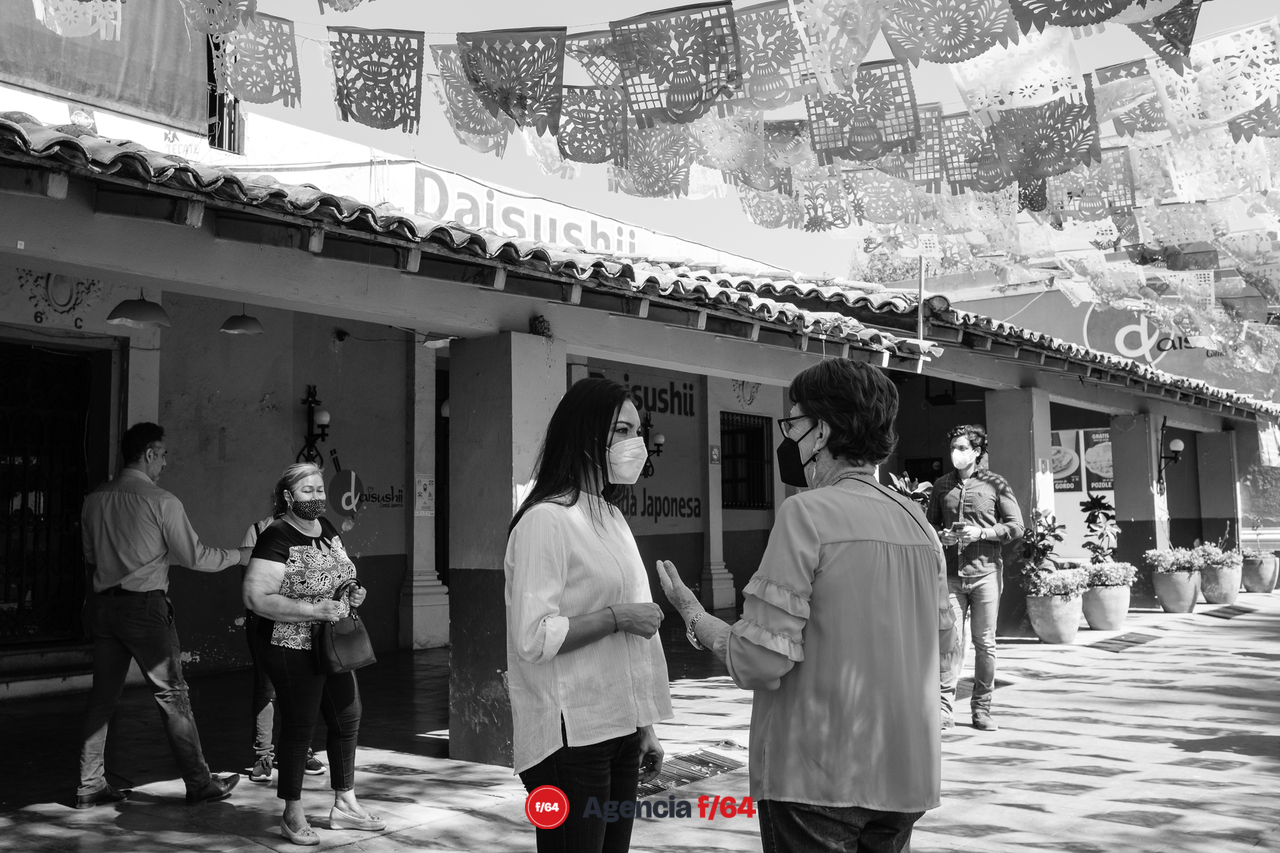 Mely Romero Celis, candidata a la gubernatura del Estado de Colima, visitando a los vecinos de Villa de Álvarez, presentándose con quienes no la conocen y pidiendo el apoyo para llegar a la gubernatura.