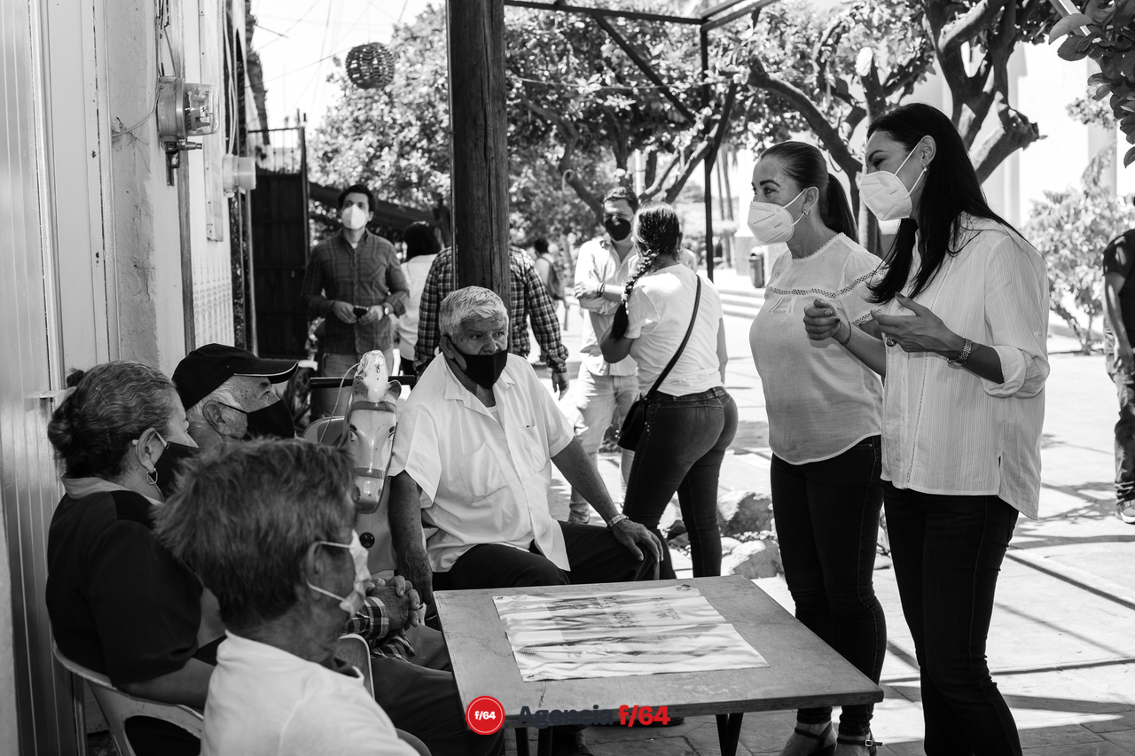 Mely Romero Celis, candidata a la gubernatura del Estado de Colima, visitando a los vecinos de Villa de Álvarez, presentándose con quienes no la conocen y pidiendo el apoyo para llegar a la gubernatura.
