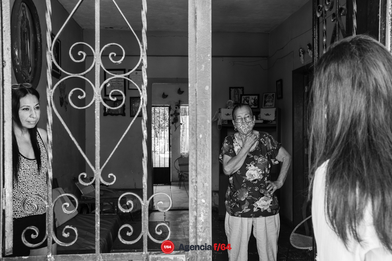 Mely Romero Celis, candidata a la gubernatura del Estado de Colima, visitando a los vecinos de Villa de Álvarez, presentándose con quienes no la conocen y pidiendo el apoyo para llegar a la gubernatura.