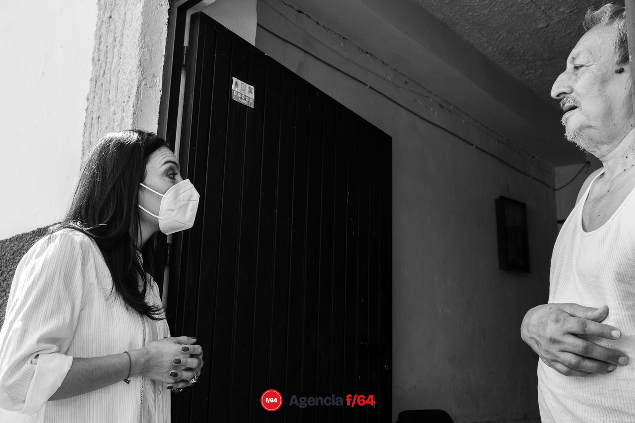 Mely Romero Celis, candidata a la gubernatura del Estado de Colima, visitando a los vecinos de Villa de Álvarez, presentándose con quienes no la conocen y pidiendo el apoyo para llegar a la gubernatura.