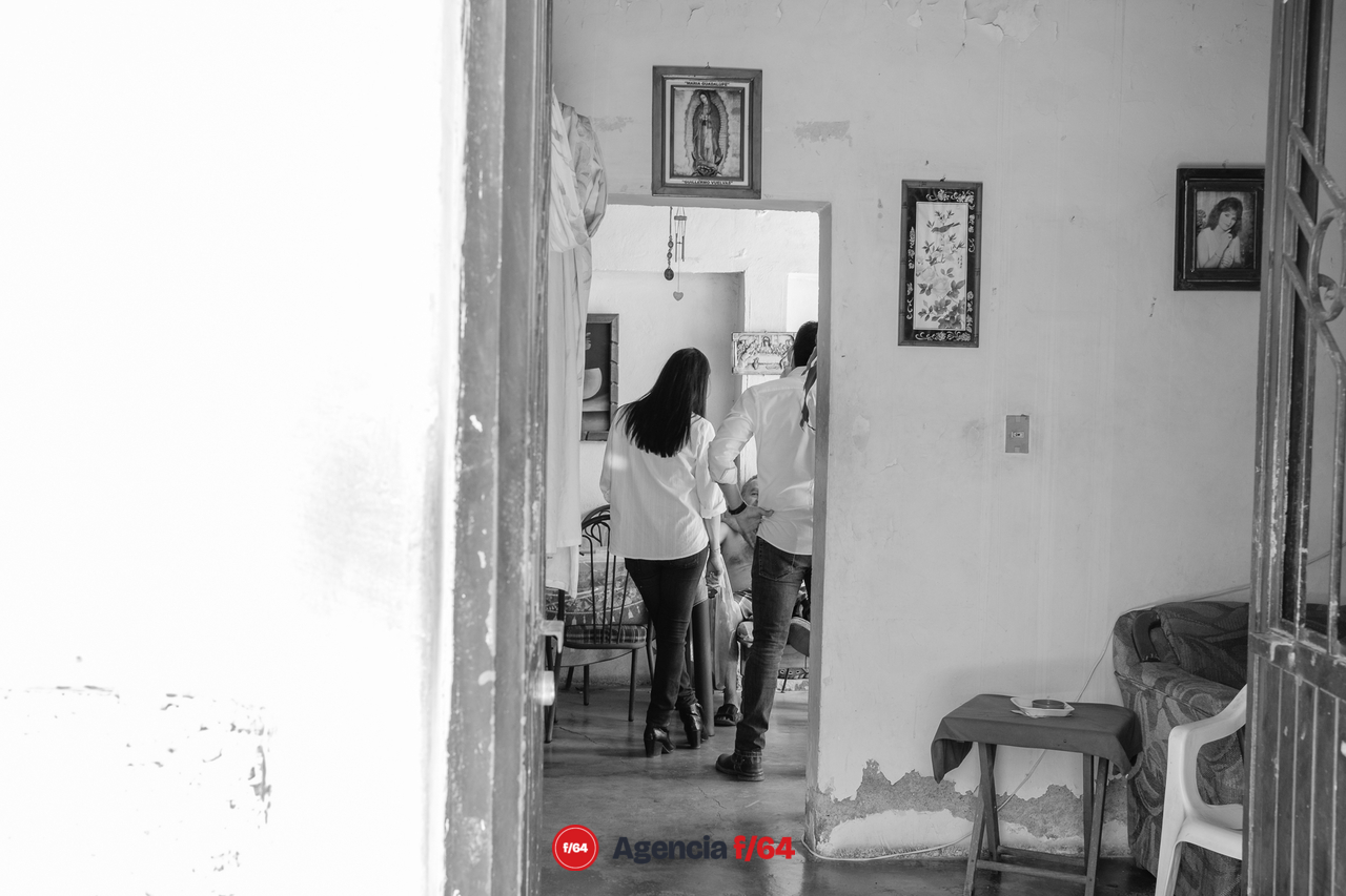 Mely Romero Celis, candidata a la gubernatura del Estado de Colima, visitando a los vecinos de Villa de Álvarez, presentándose con quienes no la conocen y pidiendo el apoyo para llegar a la gubernatura.