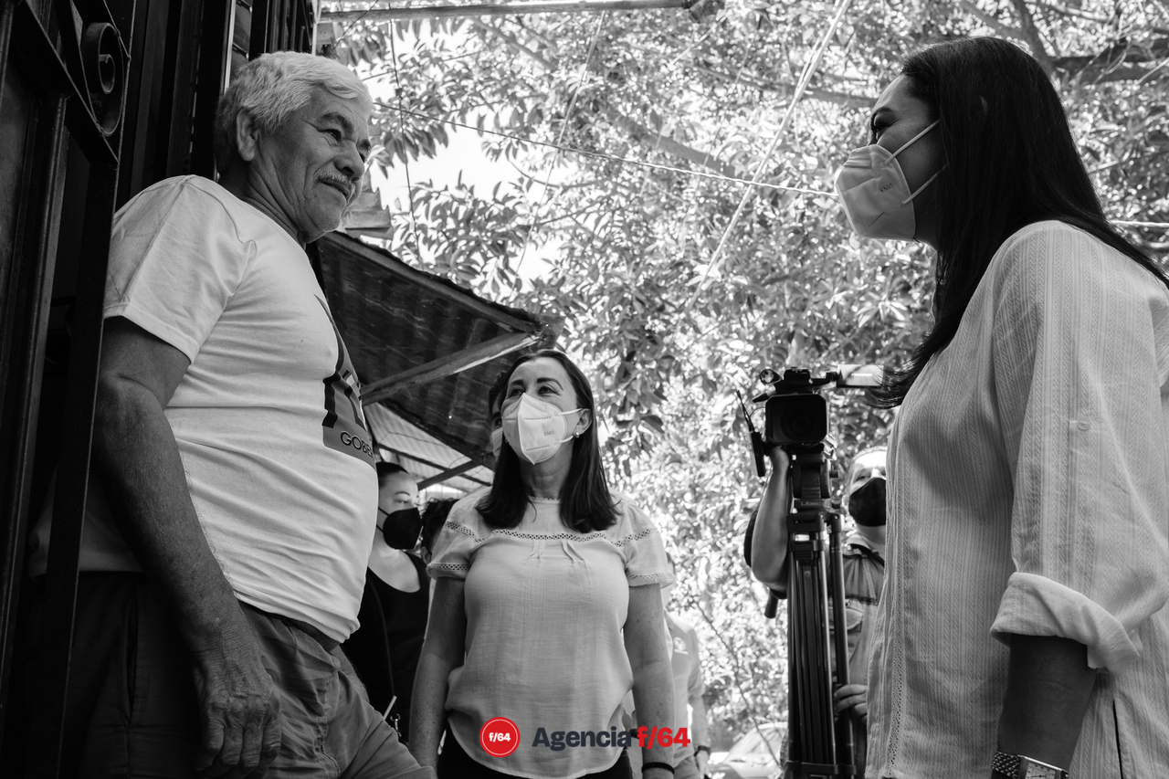 Mely Romero Celis, candidata a la gubernatura del Estado de Colima, visitando a los vecinos de Villa de Álvarez, presentándose con quienes no la conocen y pidiendo el apoyo para llegar a la gubernatura.