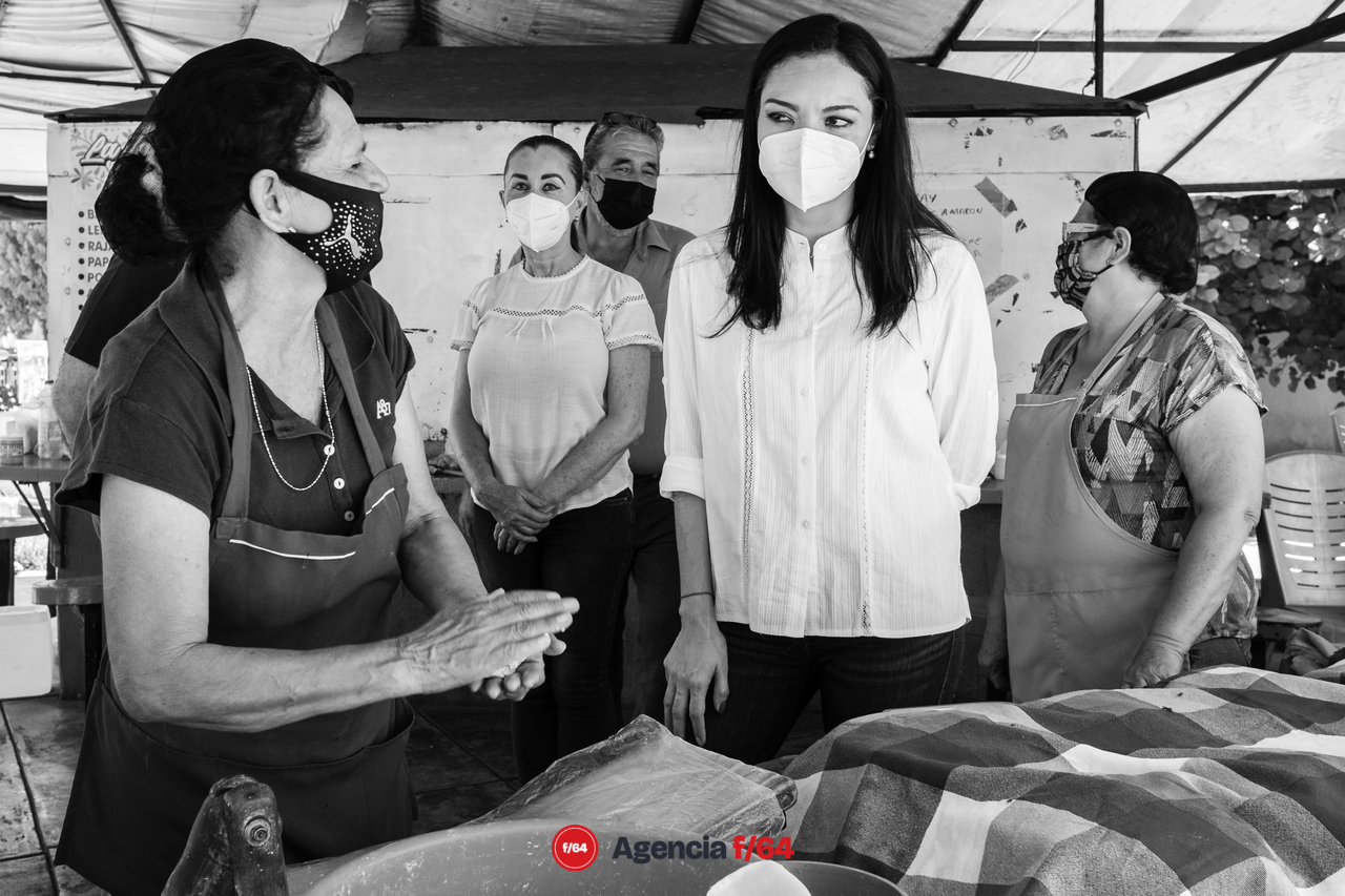 Mely Romero Celis, candidata a la gubernatura del Estado de Colima, visitando a los vecinos de Villa de Álvarez, presentándose con quienes no la conocen y pidiendo el apoyo para llegar a la gubernatura.