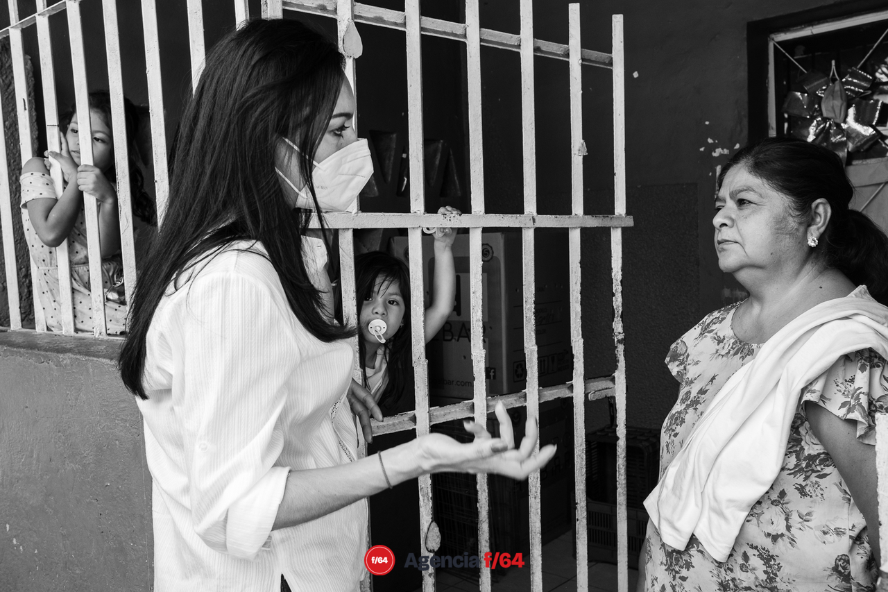 Mely Romero Celis, candidata a la gubernatura del Estado de Colima, visitando a los vecinos de Villa de Álvarez, presentándose con quienes no la conocen y pidiendo el apoyo para llegar a la gubernatura.