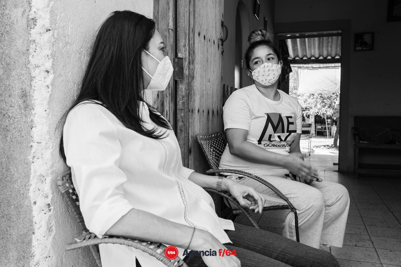 Mely Romero Celis, candidata a la gubernatura del Estado de Colima, visitando a los vecinos de Villa de Álvarez, presentándose con quienes no la conocen y pidiendo el apoyo para llegar a la gubernatura.