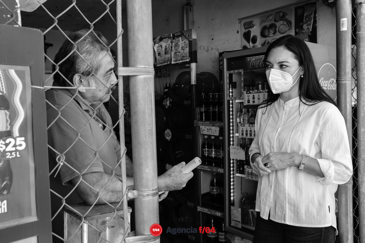 Mely Romero Celis, candidata a la gubernatura del Estado de Colima, visitando a los vecinos de Villa de Álvarez, presentándose con quienes no la conocen y pidiendo el apoyo para llegar a la gubernatura.