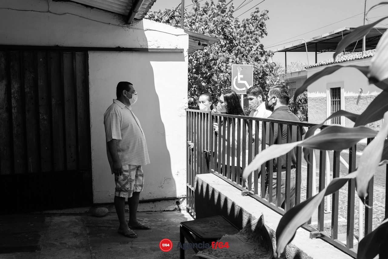 Mely Romero Celis, candidata a la gubernatura del Estado de Colima, visitando a los vecinos de Villa de Álvarez, presentándose con quienes no la conocen y pidiendo el apoyo para llegar a la gubernatura.