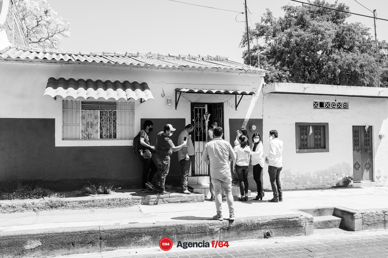 Mely Romero Celis, candidata a la gubernatura del Estado de Colima, visitando a los vecinos de Villa de Álvarez, presentándose con quienes no la conocen y pidiendo el apoyo para llegar a la gubernatura.