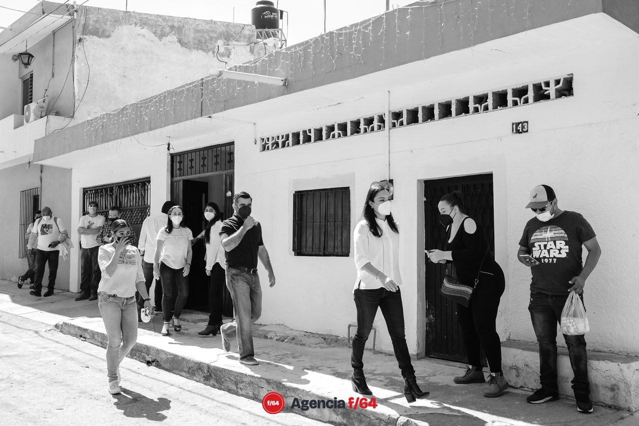 Mely Romero Celis, candidata a la gubernatura del Estado de Colima, visitando a los vecinos de Villa de Álvarez, presentándose con quienes no la conocen y pidiendo el apoyo para llegar a la gubernatura.