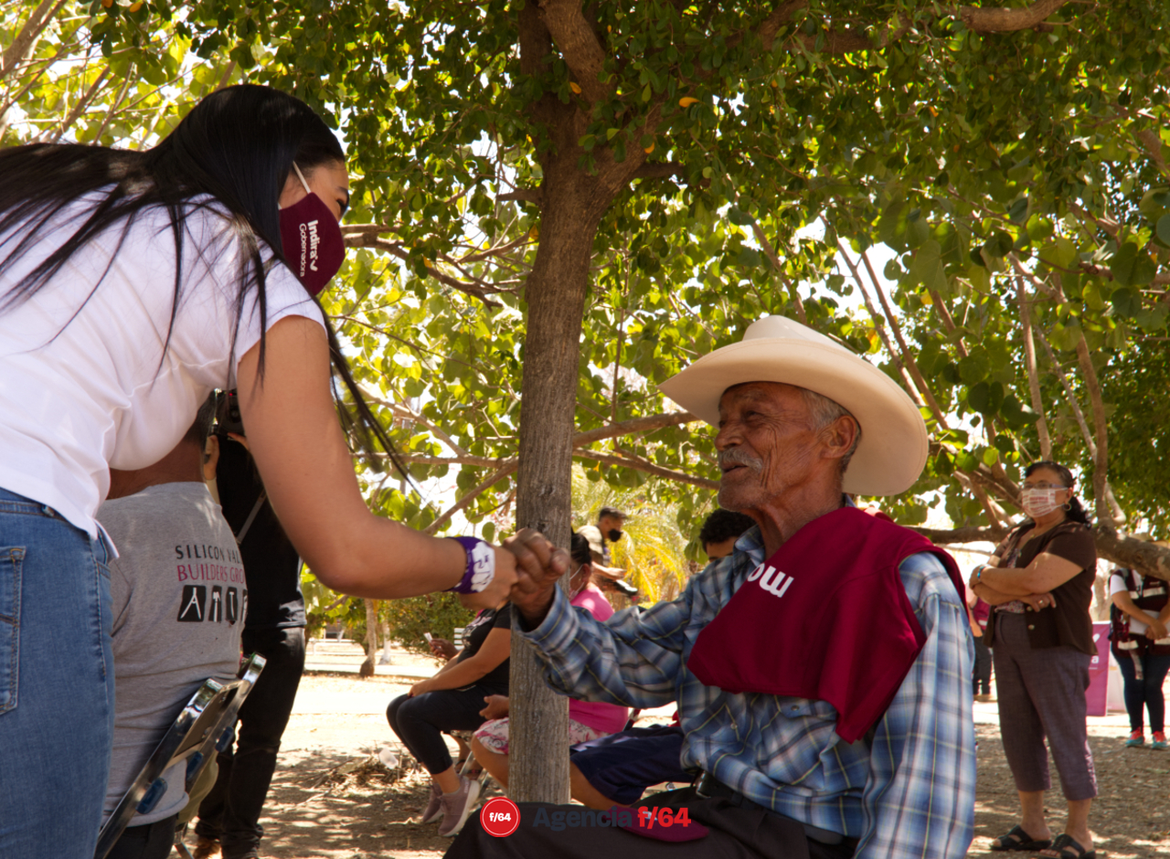 Indira Vizcaíno, saluda a los habitantes de la comunidad de El Amarradero, colima