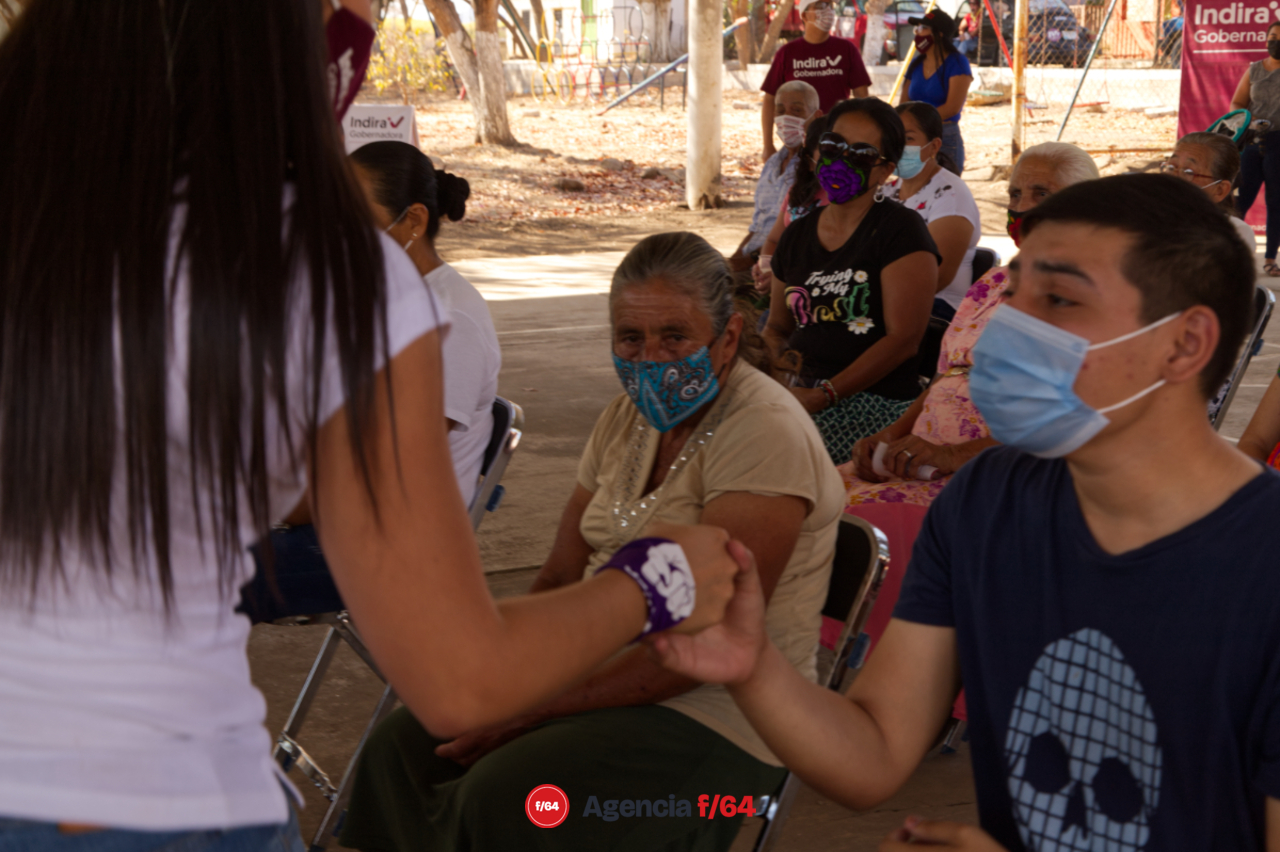 Indira, saluda a los asistentes del evento.