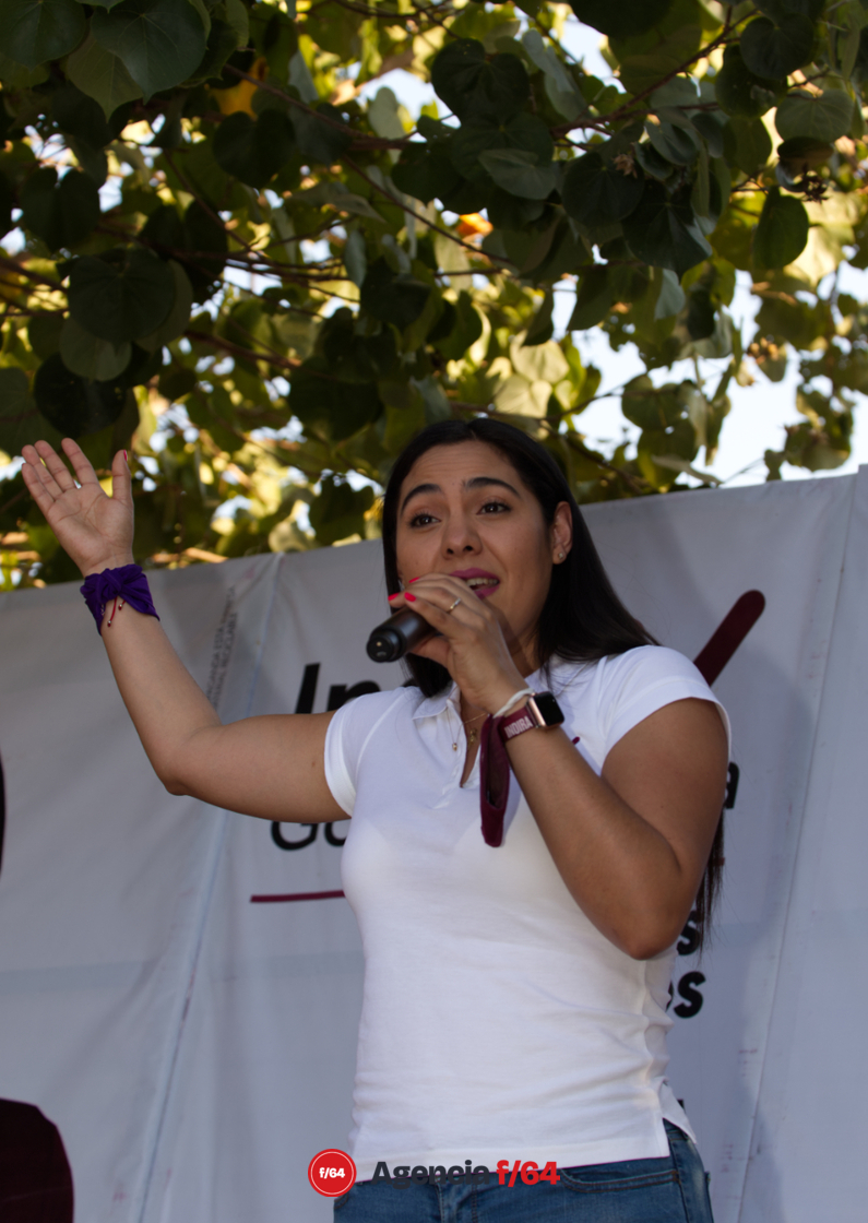 Indira Vizcaíno durante su discurso en la comunidad de El Bordo.