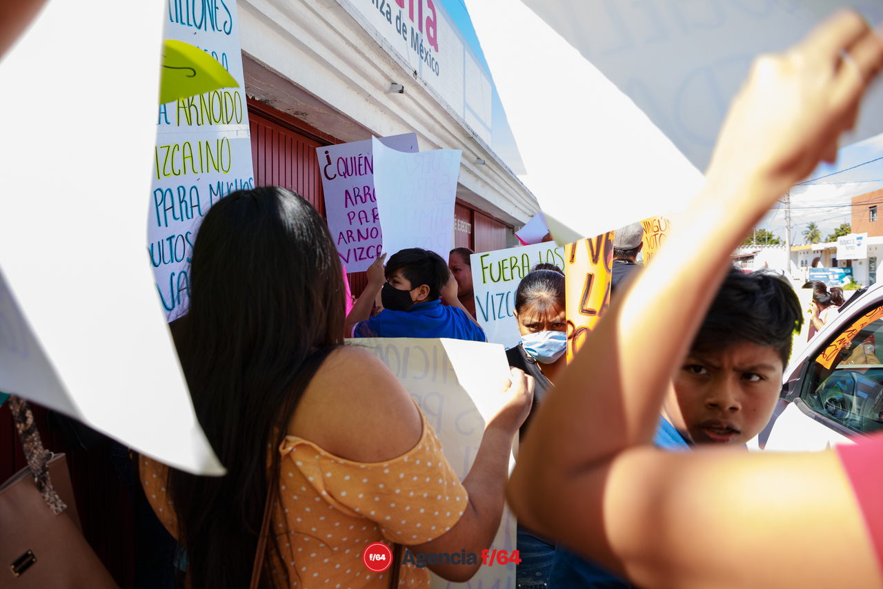 Con pancartas y consignas se manifiestan contra Morena.
