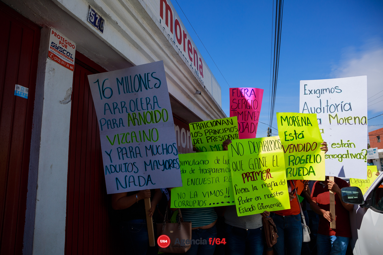 Con pancartas y consignas se manifiestan contra Morena.