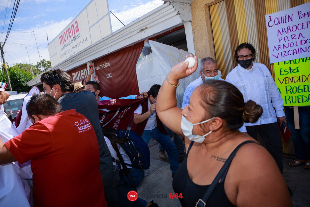 Manifestantes lanzan huevos a la salida de Indira Vizcaíno y Mario Delgado del Comité Estatal de Morena.