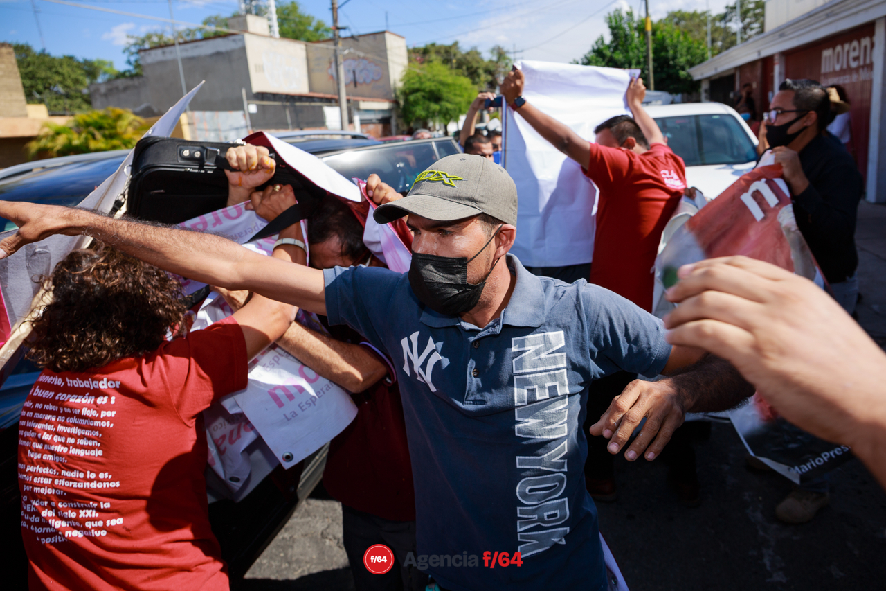 Protegen a Indira Vizcaíno y Mario Delgado con lonas, empujones y golpes.