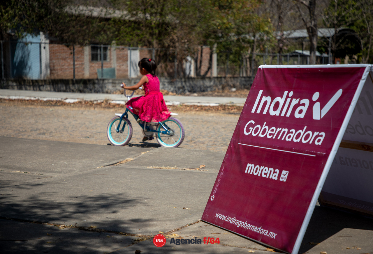 Indira Vizcaíno visita la comunidad El Amarradero, en la zona sureste del Municipio de Colima. 