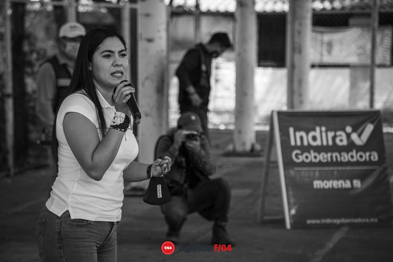 Indira Vizcaíno Silva en la comunidad de Tinajas.