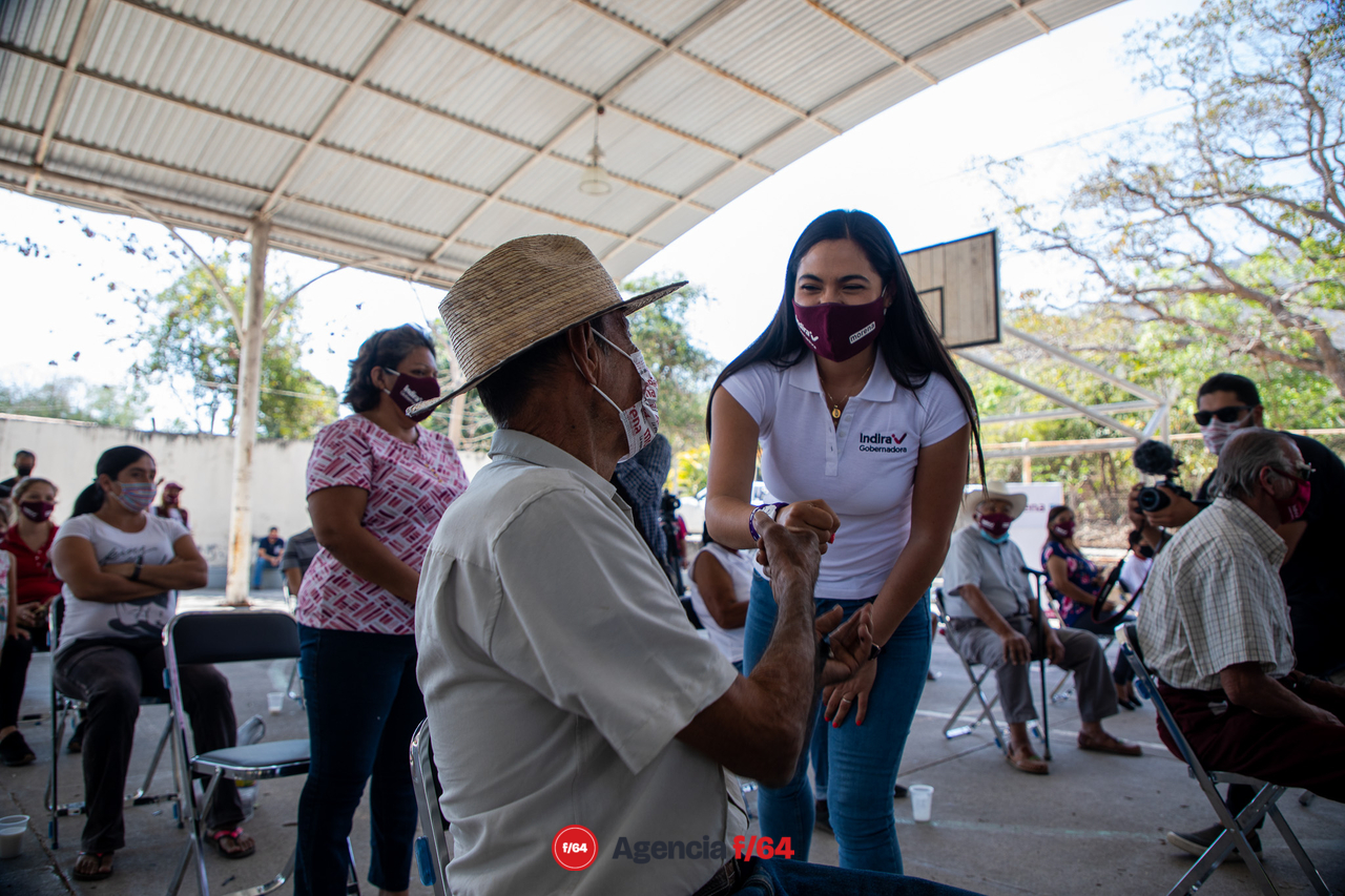 Indira Vizcaíno Silva en la comunidad de Tinajas.