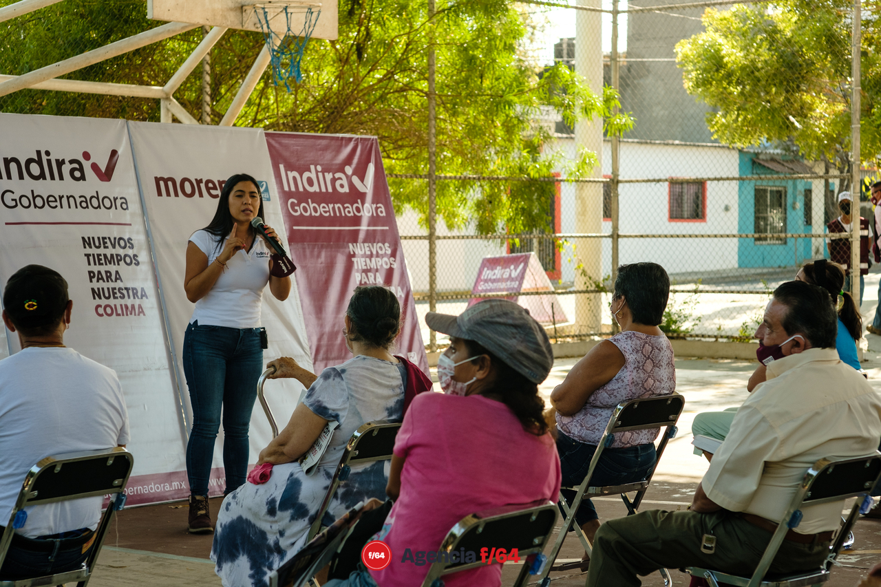 Indira Vizcaíno Silva, candidata de MORENA para la gubernatura del Estado de Colima en la colonia Lázaro Cárdenas.