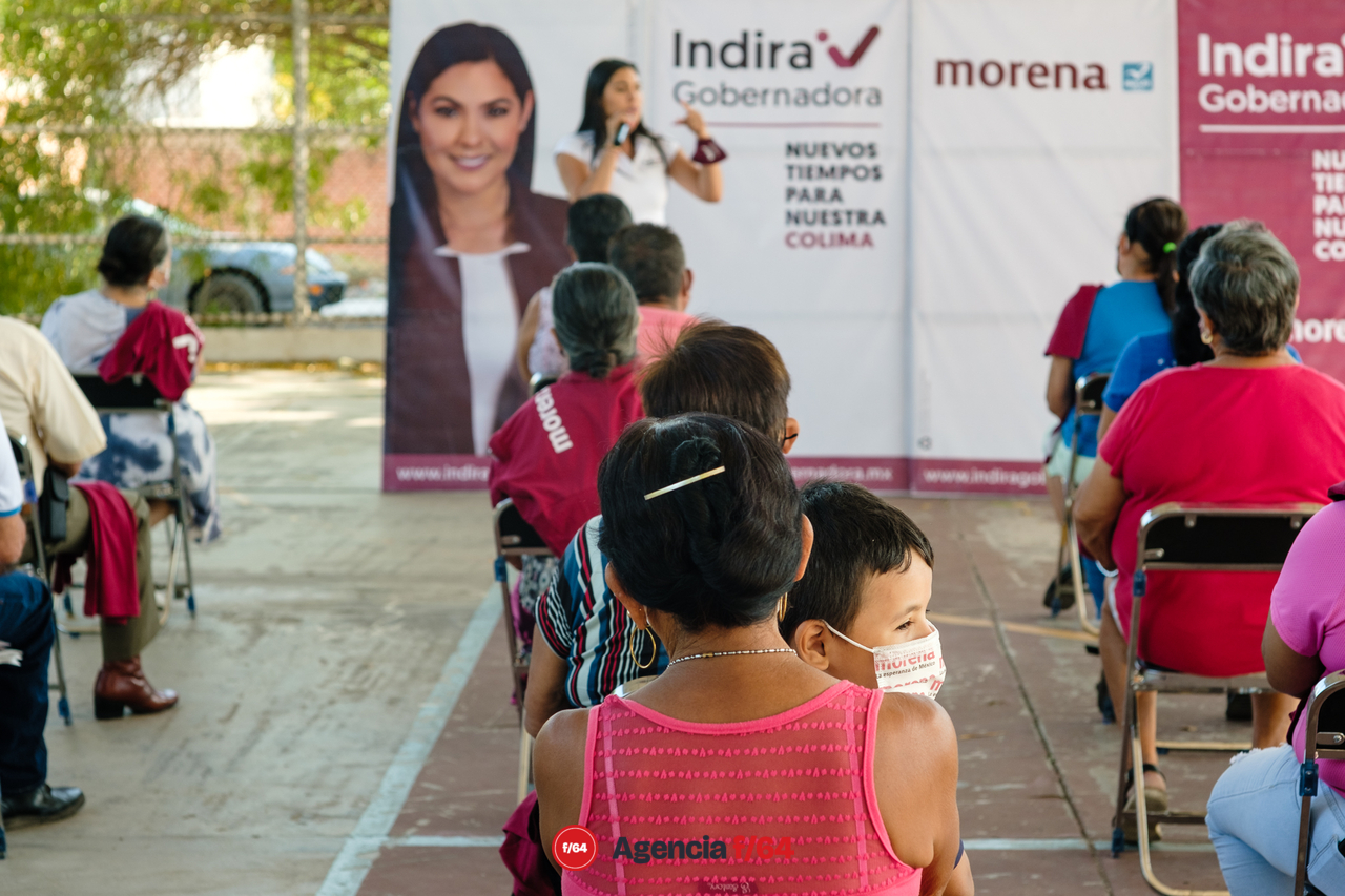 Indira Vizcaíno Silva, candidata de MORENA para la gubernatura del Estado de Colima en la colonia Lázaro Cárdenas.