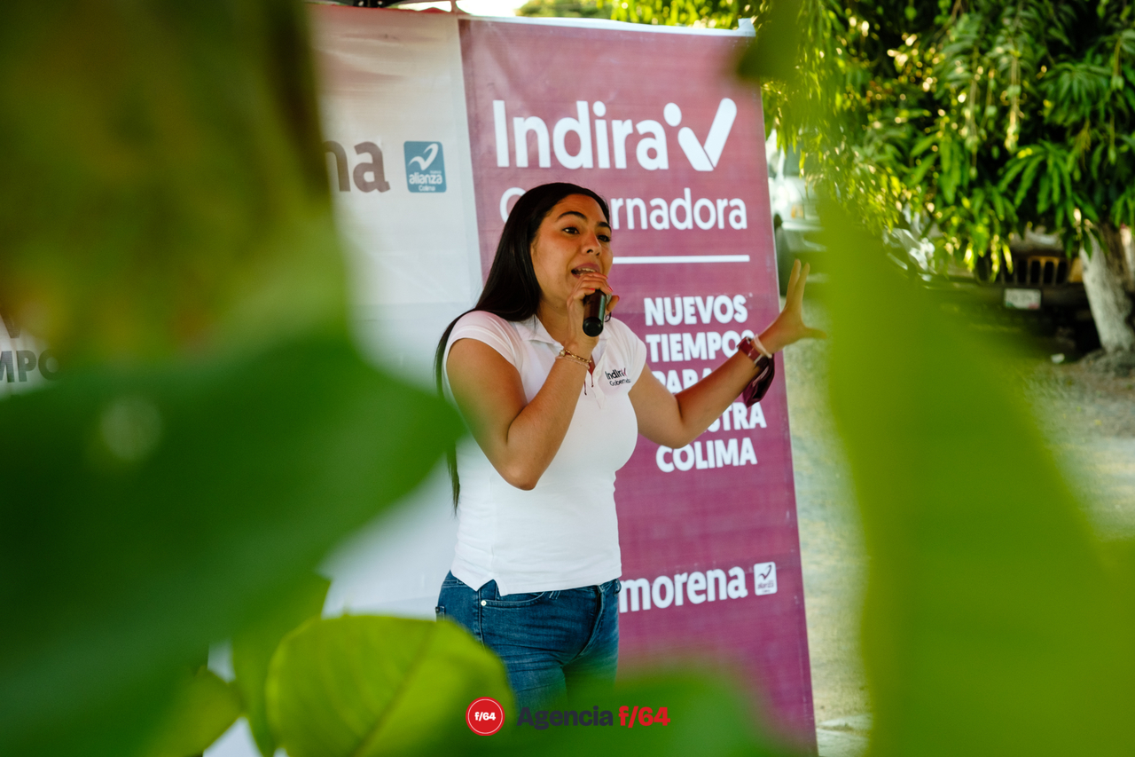 Indira Vizcaíno Silva, candidata de MORENA para la gubernatura del Estado de Colima en el barrio de Fátima.