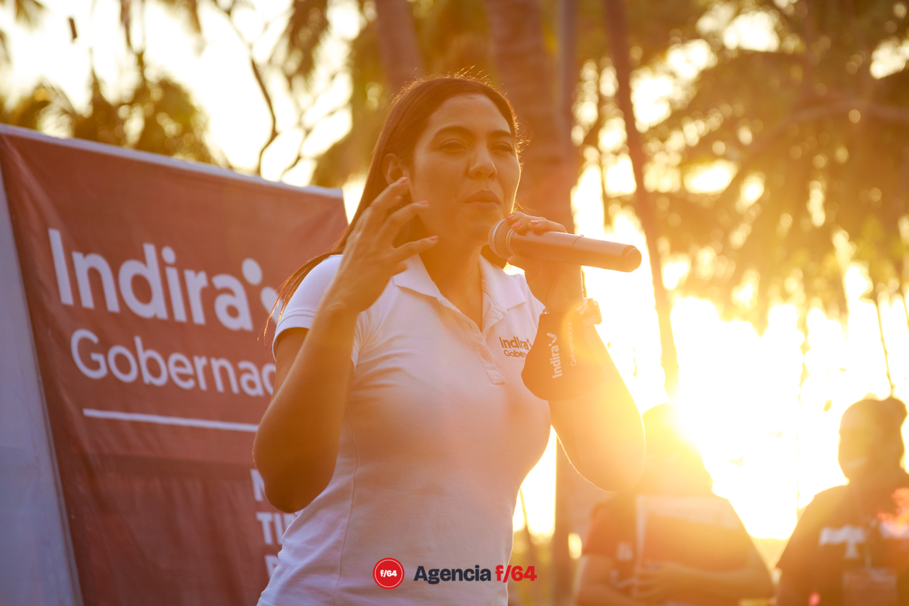 Indira Vizcaíno Silva, candidata de MORENA para la gubernatura del Estado de Colima en el Parque Hidalgo.