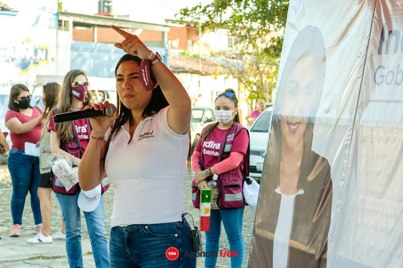 Indira Vizcaíno Silva, candidata de MORENA para la gubernatura del Estado de Colima en el barrio de Fátima.